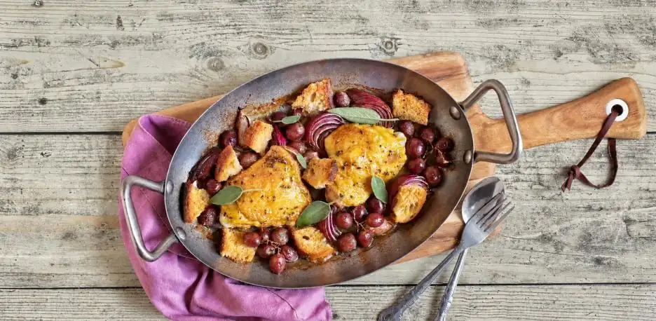 Pure oven magic: roast chicken with grapes, red onion, sage and crusty bread