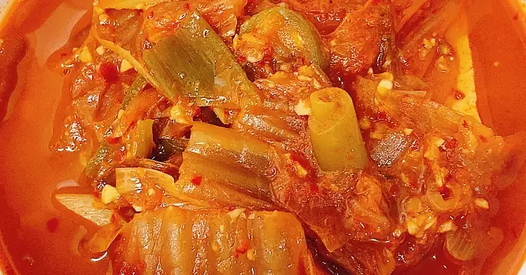 Making a clean and refreshing (meatless) kimchi stew