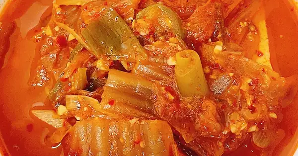 Making a clean and refreshing (meatless) kimchi stew