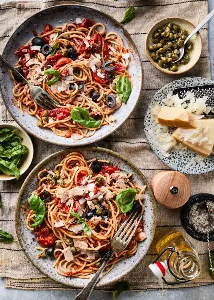 Pasta with tomato sauce and tuna