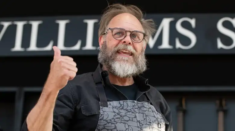 El método de cocción inesperado que Alton Brown recomienda para las hamburguesas