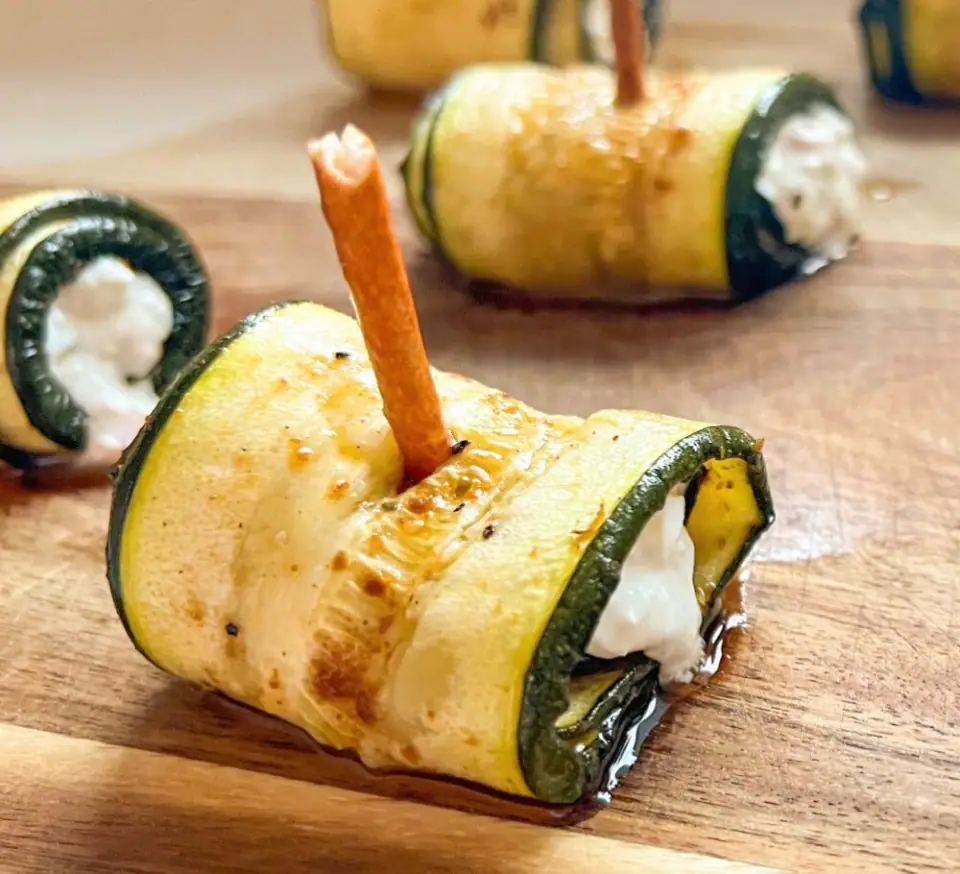 Rollitos de calabacín asado con camarones y queso