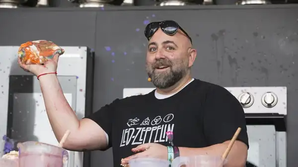 El pastel de bodas de carne de Duff Goldman venía con una fuente de salsa
