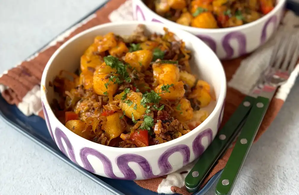 One-pot dish with minced meat and baby potatoes