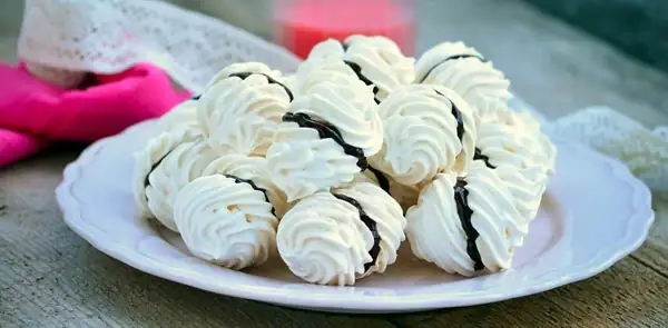 Meringue Kisses with Chocolate Cream