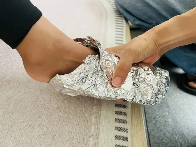“Are you leaving your shoes smelling bad?” → An easy way to eliminate odors: simply crumple up some aluminum foil you have at home and throw it away