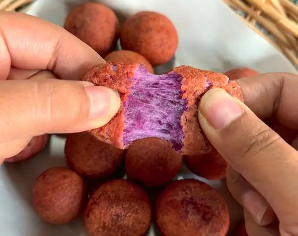 Bolas tailandesas de batata frita (Khanom Kai Nok Krata)
