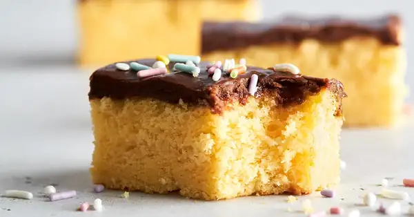 Pastel amarillo de suero de leche con glaseado de chocolate fudge de Martha