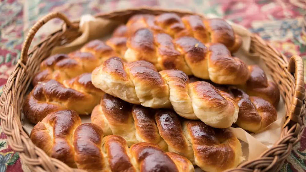 Twisted cotton rolls with butter