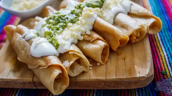 Los tacos dorados son la manera perfecta de darle un toque especial a tu próxima noche de tacos