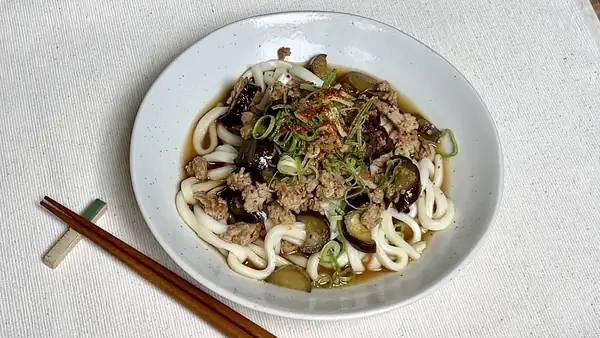 Udon de berenjena y pollo
