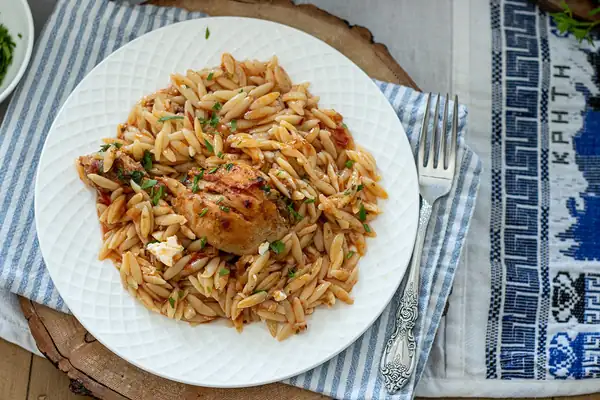 Pollo Youvetsi con Orzo (Listo en una hora)