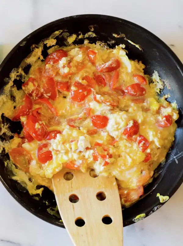 Scrambled eggs with tomato - Pilar Hernández's Chilean Kitchen