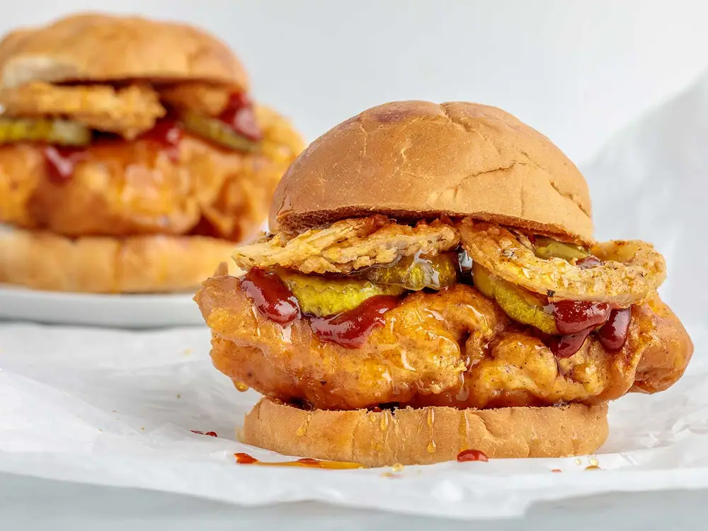 No hace falta hacer cola: El secreto para preparar sándwiches de pollo frito crujientes y deliciosos