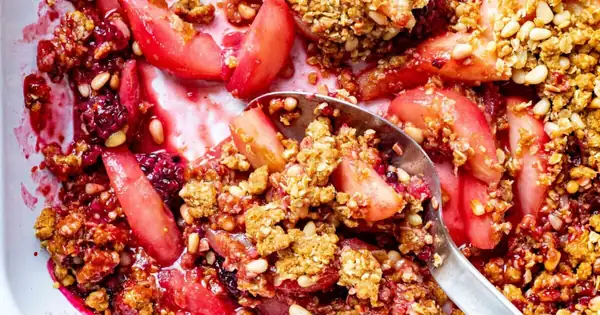 Crumble de mora, pera y piñones