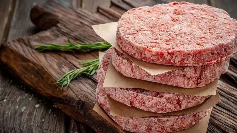 ¿Es seguro asar hamburguesas congeladas directamente del congelador?