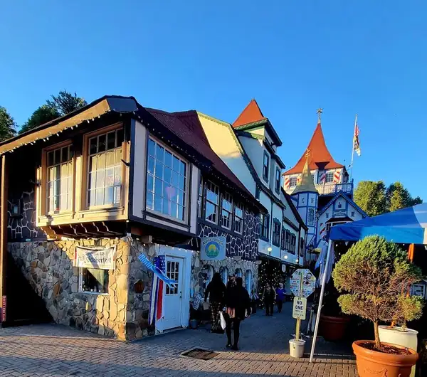 Pasea por este pueblo de montaña de Georgia donde las tiendas alpinas y una panadería alemana llenan toda una tarde