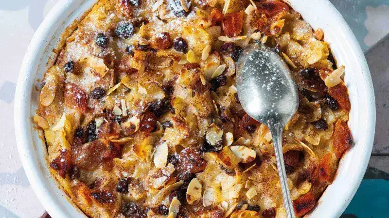 Cottage cheese kugl with dried fruit