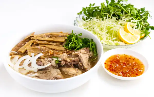 Sopa vietnamita de fideos con pato y brotes de bambú (Bun Mang Vit)