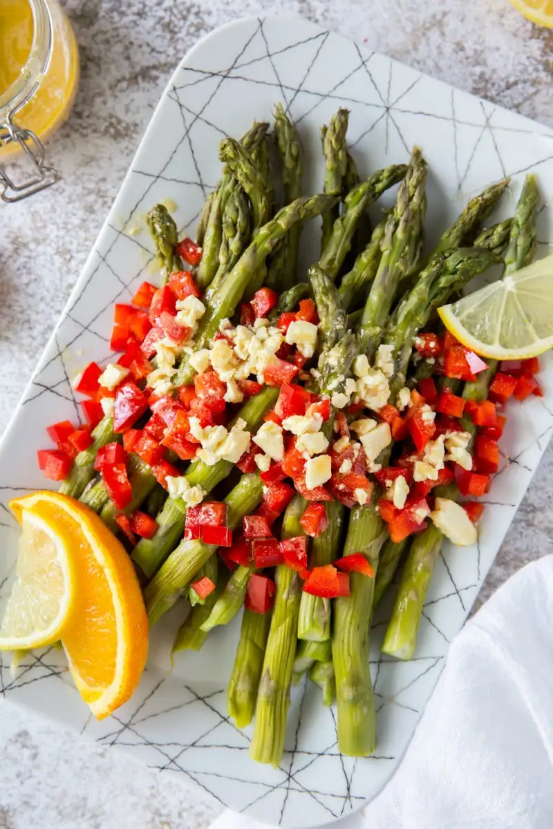 Espárragos fríos con vinagreta de queso feta