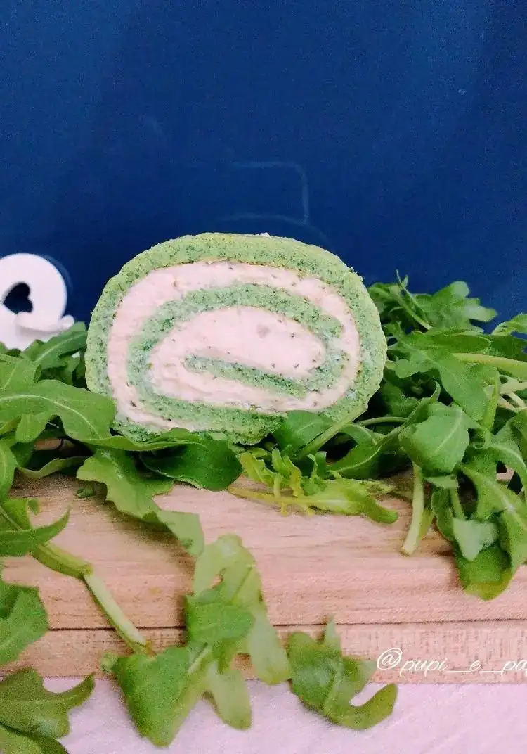 Arugula omelette roll with robiola cream and smoked salmon