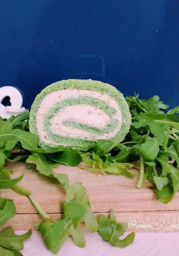 Arugula omelette roll with robiola cream and smoked salmon