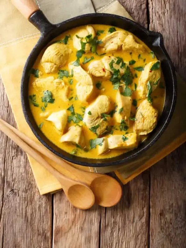Receta de curry de pollo aromático con leche de coco para una reconfortante cena de fin de semana