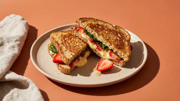 Sándwich dulce y salado a la sartén con Camembert y fresas