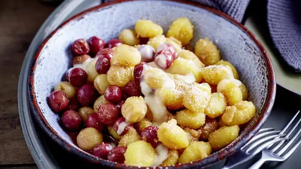 Receta: Ñoquis dulces con uvas y mantequilla de pan rallado