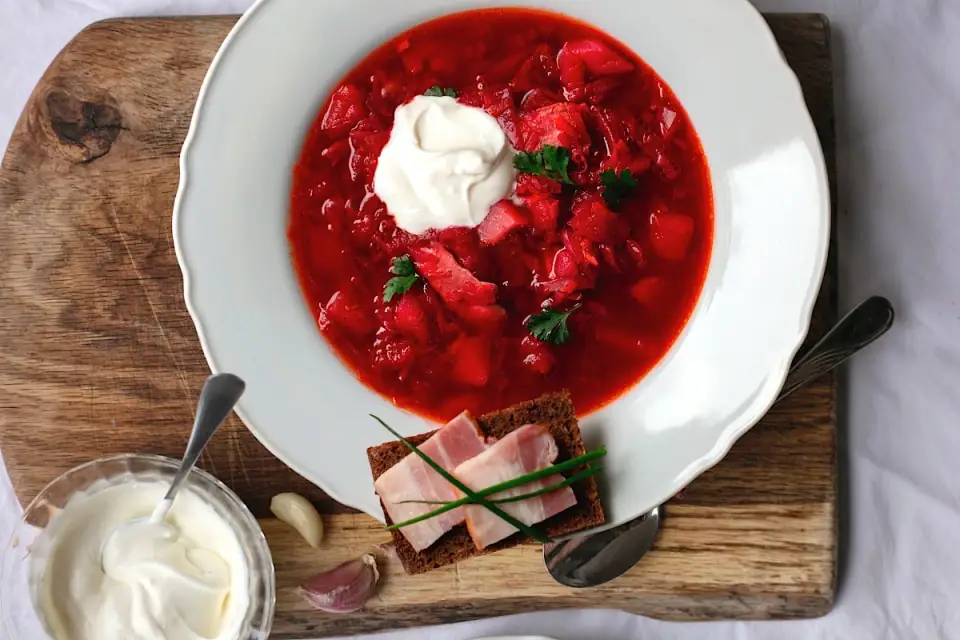 Borscht tradicional ucraniano con pollo