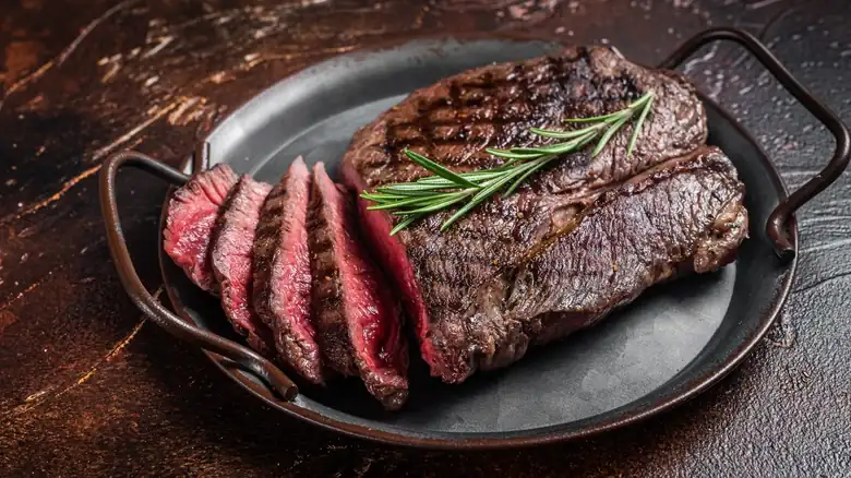 Al cocinar cortes de carne magros, elija una guarnición rica para lograr equilibrio