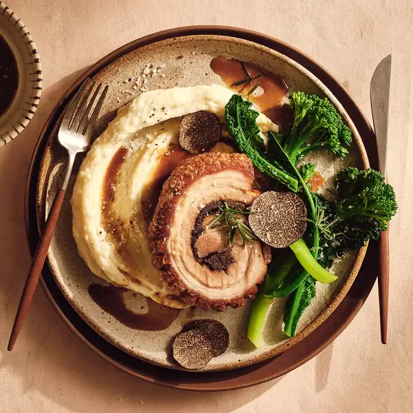 Porchetta de ajo negro y boletus con puré de queso manchego y trufa