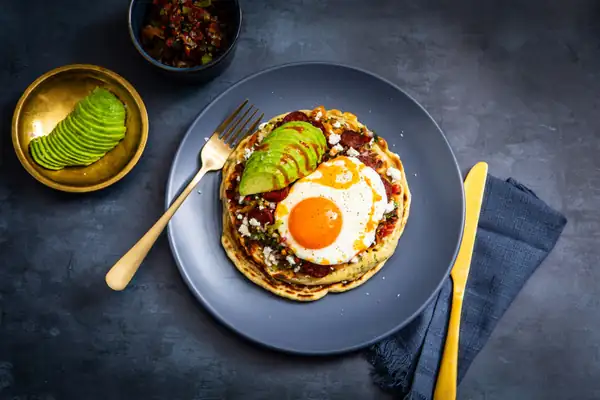 Pila de panqueques de Huevos rancheros