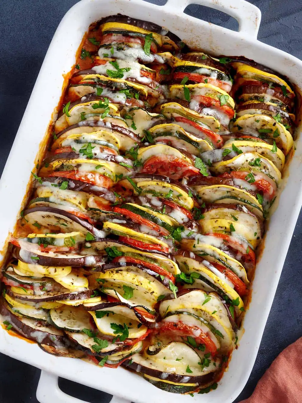 Ratatouille asado al horno: Un gratinado de verduras con queso y hierbas aromáticas