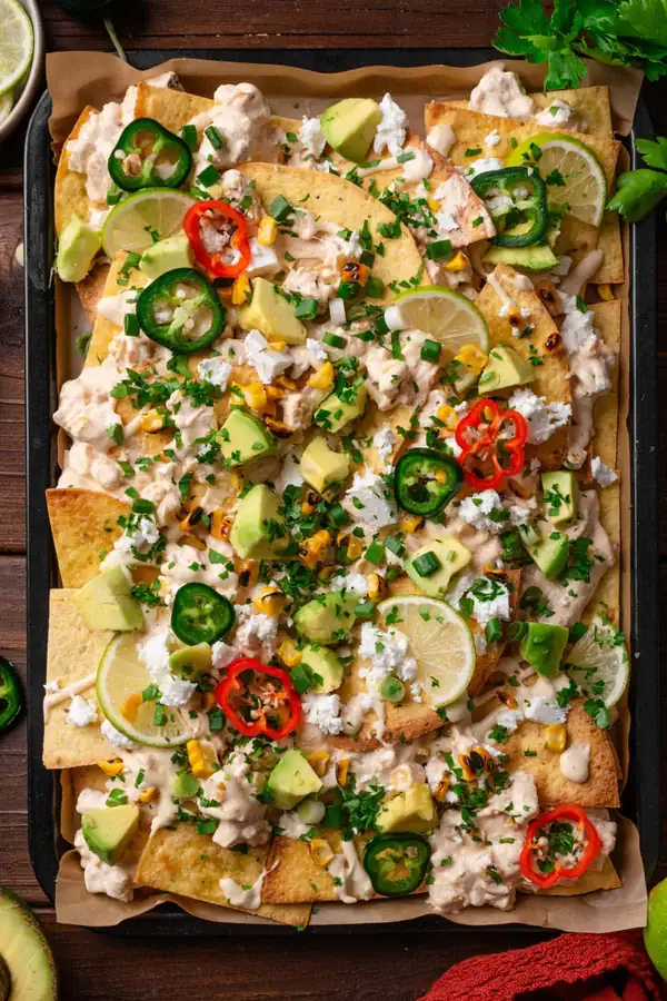 Nachos de maíz callejero mexicano en bandeja de horno