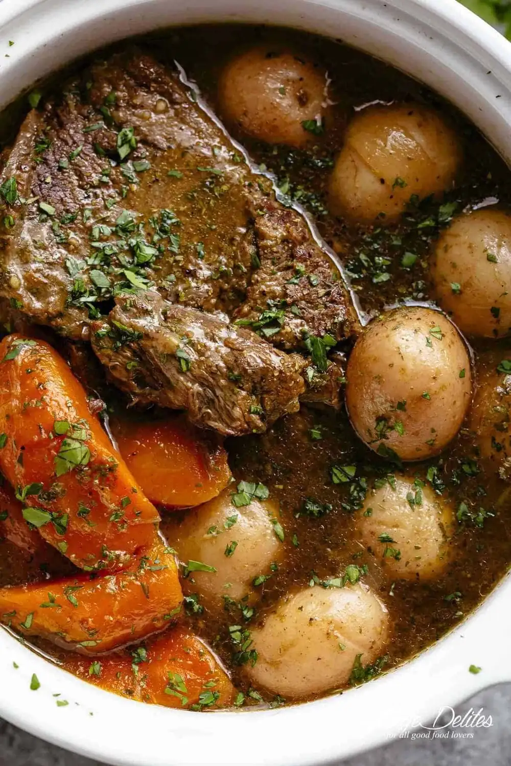 Asado fácil en olla de cocción lenta con salsa balsámica de ajo