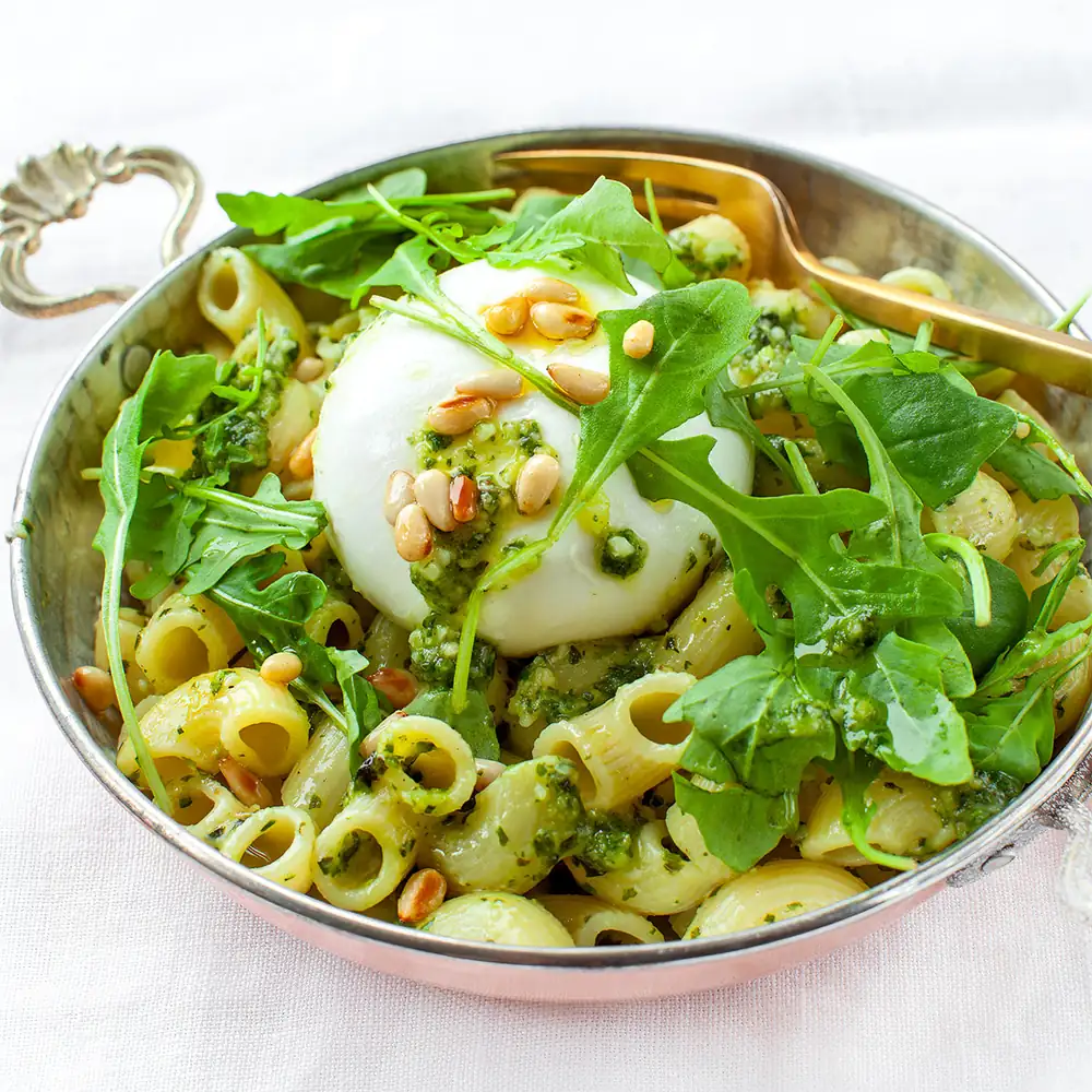 Pasta con pesto y burrata