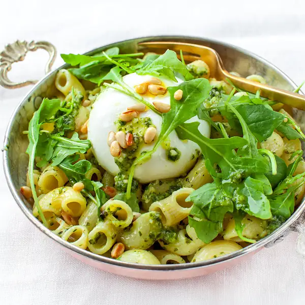 A Polish publication records the assembly of pasta with basil pesto and burrata