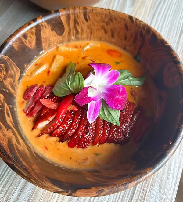 Curry rojo de pato asado tailandés (Gaeng phed ped yang)