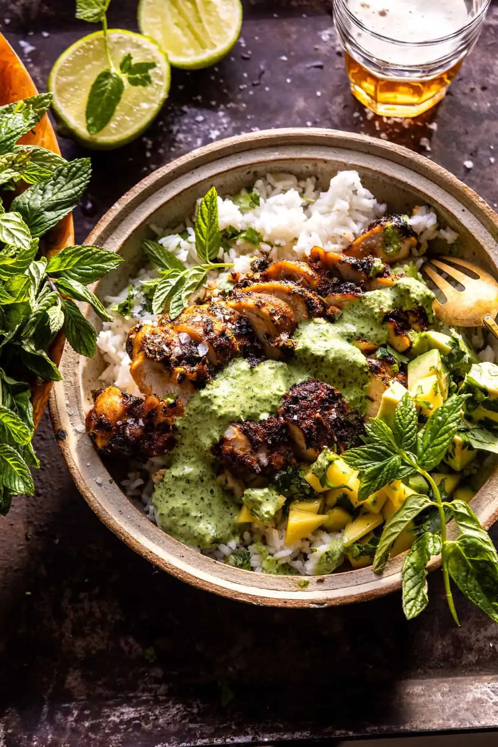 Pollo peruano con salsa verde cremosa