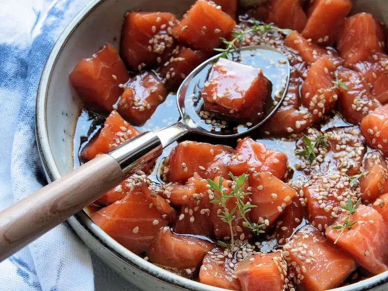 Salmón crudo marinado en salsa de soja y semillas de sésamo