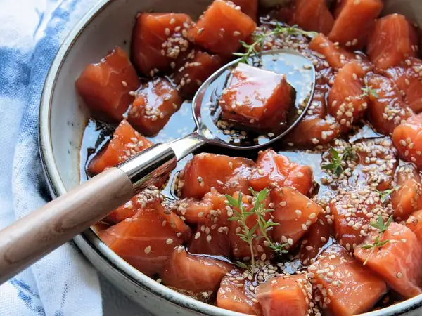 Raw salmon marinated in soy sauce and sesame seeds