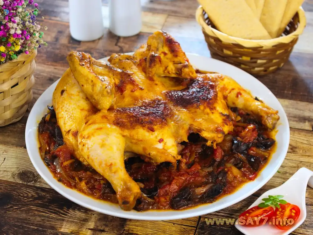 Pollo con ciruelas pasas y tomates