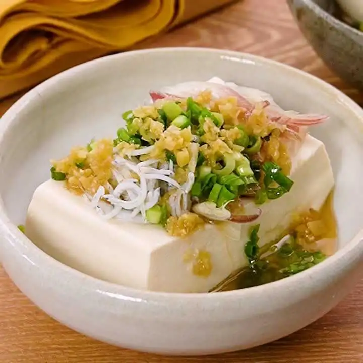 Fragrant with sesame oil! Recipe video and instructions for warm tofu with plenty of condiments