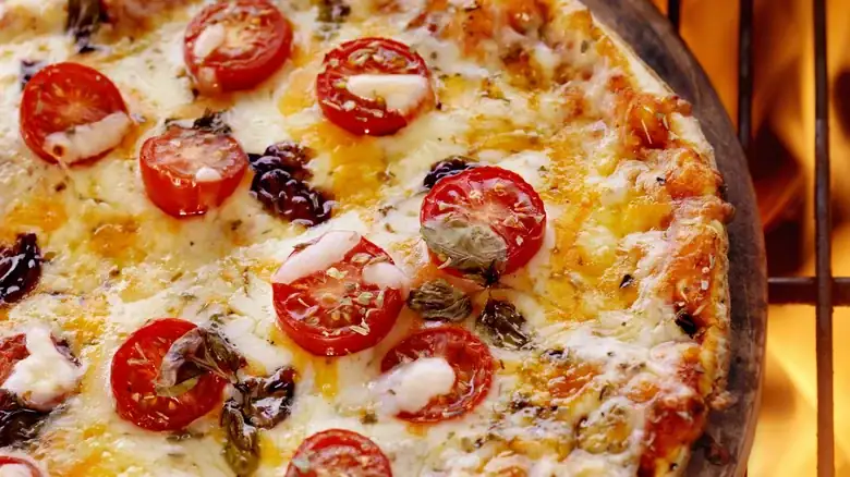 El paso que nunca debes saltarte al asar una pizza