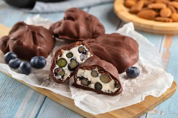 Bocaditos de yogur cubiertos de chocolate con arándanos y almendras