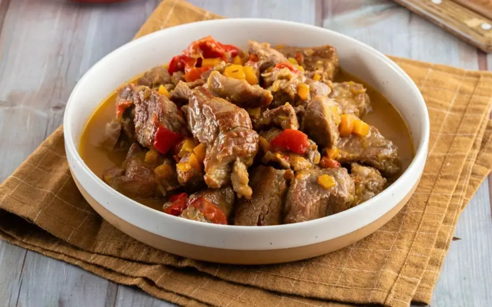 Cerdo estofado al estilo griego con naranja, miel y pimientos