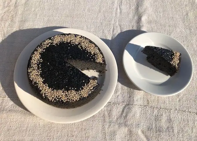 Black sesame and rice flour cake recipe by Alice Moireau