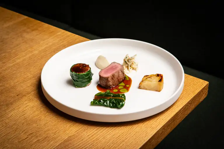 Receta de lomo de cordero Manx Loaghtan, apio nabo al horno con sal y acelgas