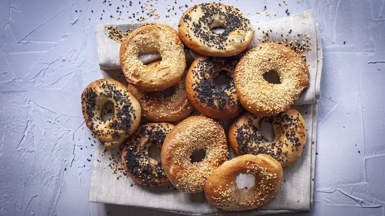 Por qué deberías precocer los bagels antes de congelarlos